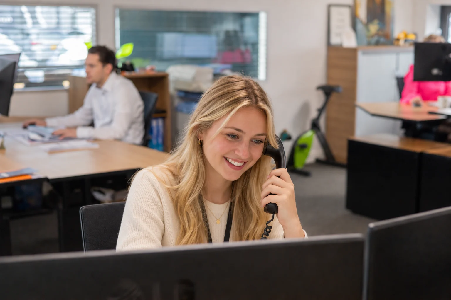 Home - Hammer Jonge professional aan de telefoon op kantoor
