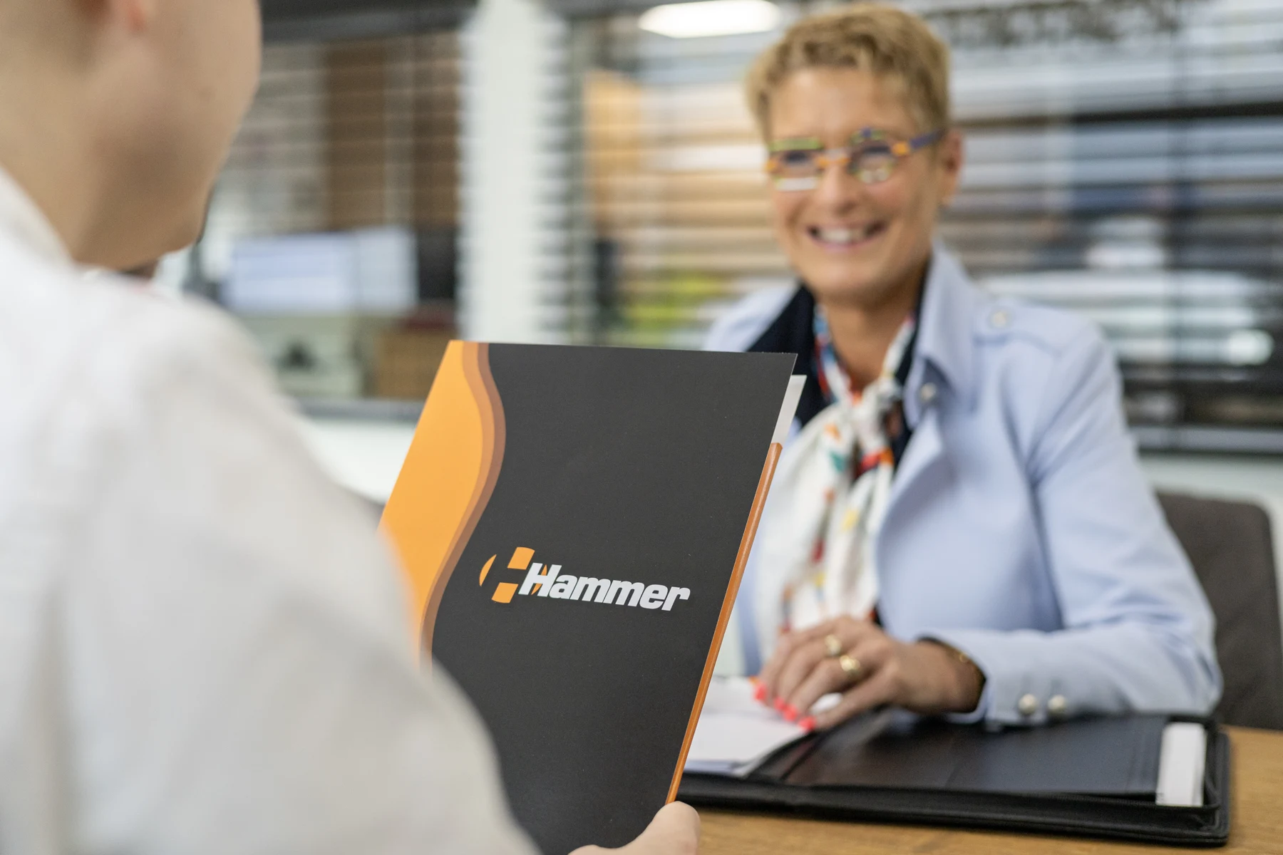 Stage Commercieel & Recruitment - Hammer Persoonlijk gesprek aan tafel bij Hammer